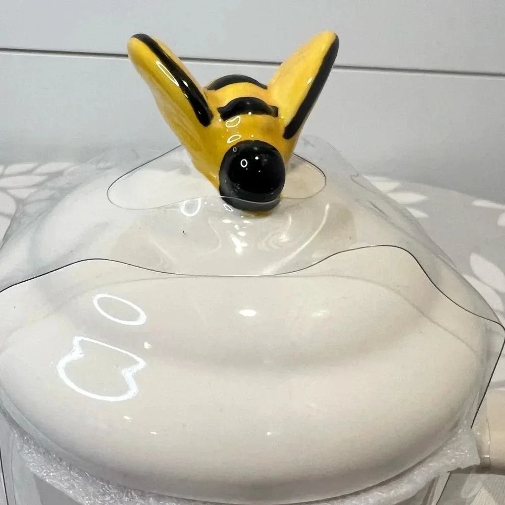 Rae Dunn White Queen Bee Ceramic‎ Mug Cup with Bee Lid. 16 oz. NWT.